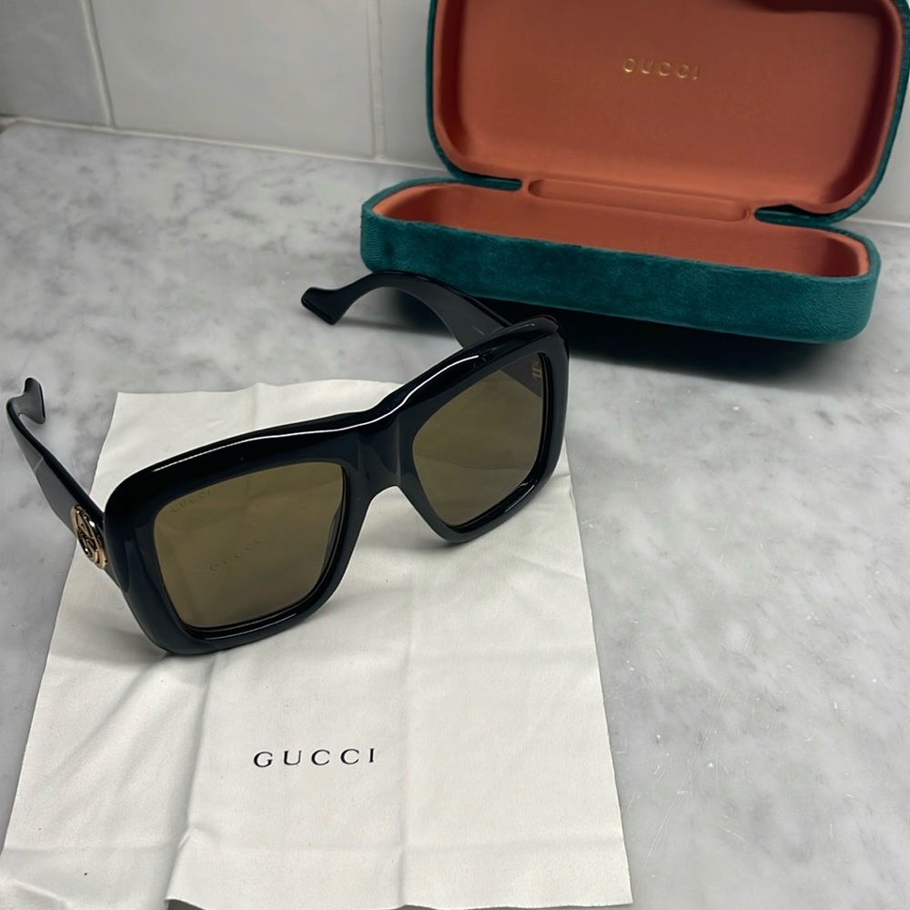Women’s Gucci sunglasses oversized